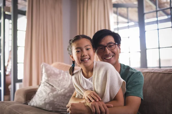 Father and daughter relaxing on sofa — Stock Photo, Image