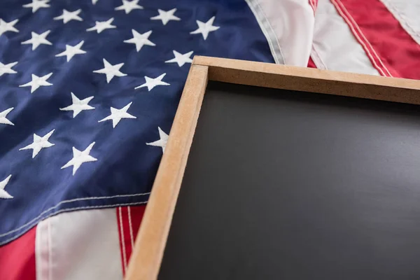 アメリカの国旗とスレート — ストック写真