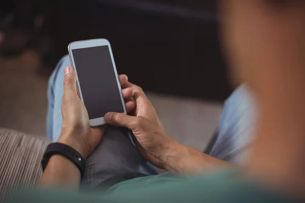Man använder mobiltelefon i vardagsrum — Stockfoto