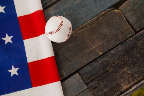 Pallone da baseball e bandiera americana — Foto Stock