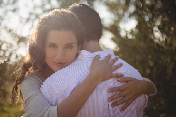 Mujer abrazando novio — Foto de Stock