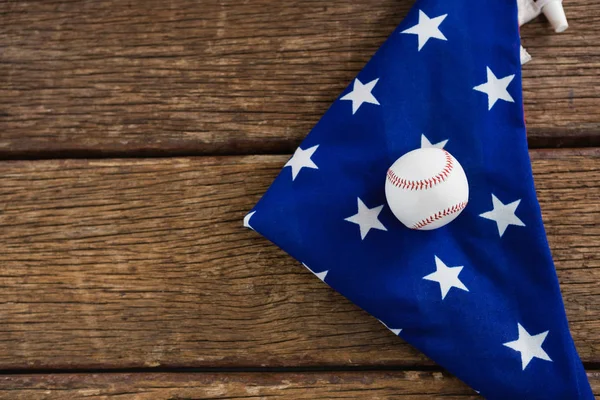 Baseball sur un drapeau américain — Photo
