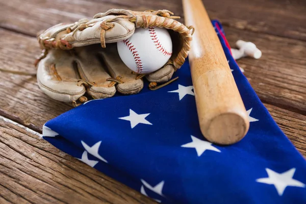 Batte de baseball et gants sur un drapeau américain — Photo