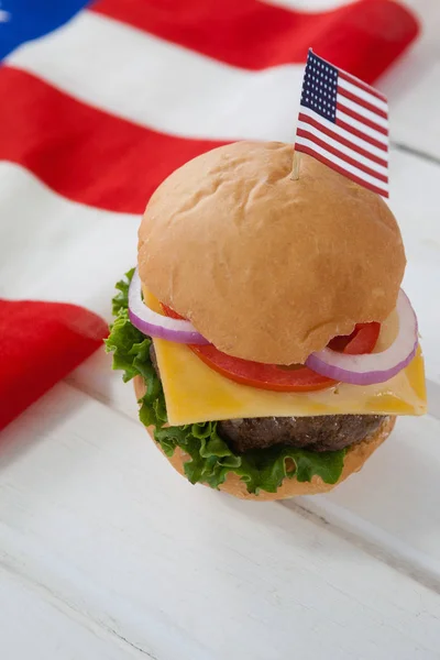 Гамбургер на тему 4 июля — стоковое фото