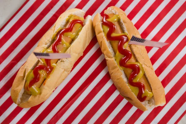 Amerykańską flagę i hot dogi na stole — Zdjęcie stockowe