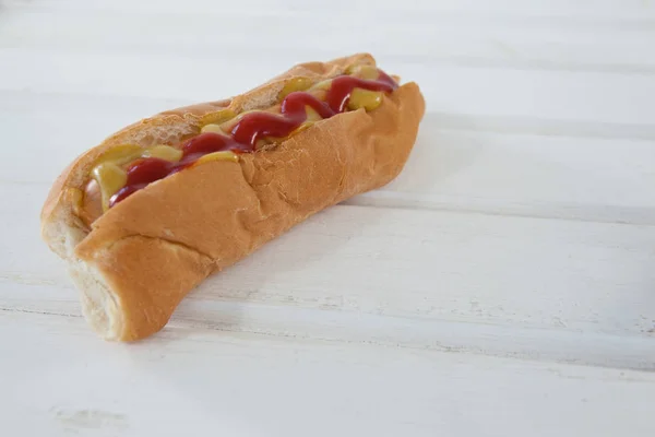 Hot dog na drewnianym stole — Zdjęcie stockowe