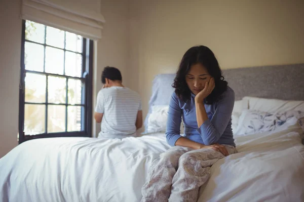 Paar ignoriert einander im Schlafzimmer — Stockfoto