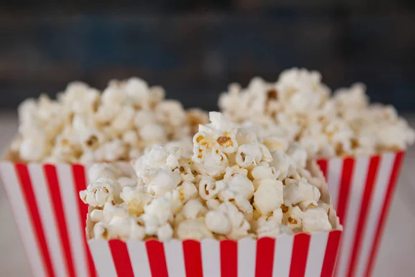 Popcorn gerangschikt op houten tafel — Stockfoto