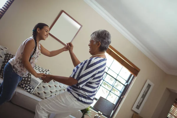 Abuela y nieta divirtiéndose — Foto de Stock