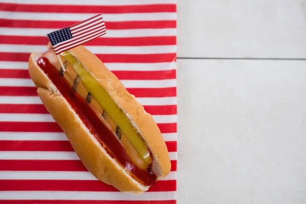 American flag and hot dog on table — Stock Photo, Image