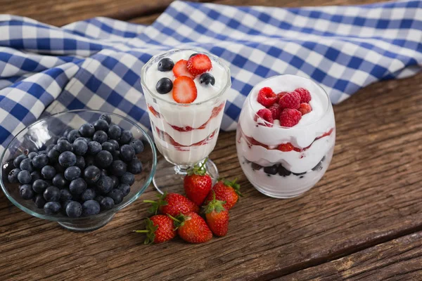 Gelato alla frutta sul tavolo di legno — Foto Stock