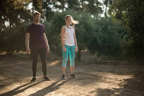 Determinada jovem casal em pé no campo — Fotografia de Stock