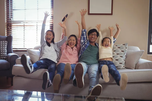 Famille regardant la télévision ensemble — Photo