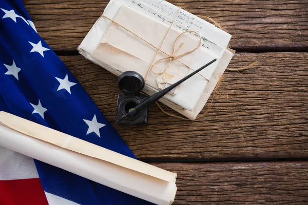 Amerikanische Flagge mit zusammengerolltem Dokument — Stockfoto