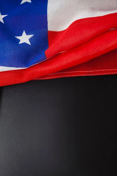 미국 국기와 나무 테이블에 슬레이트 — 스톡 사진