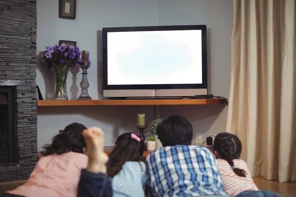 Família assistindo televisão juntos — Fotografia de Stock