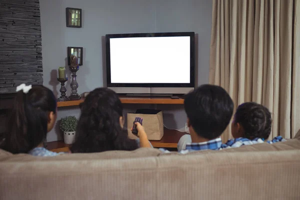 Familjen tittar på tv tillsammans — Stockfoto