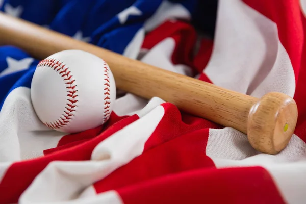 Baseball et batte de baseball sur un drapeau américain — Photo