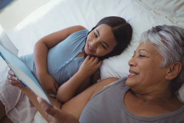 Abuela y nieta viendo álbum de fotos — Foto de Stock