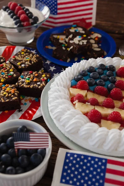 Torta di frutta servita in piatto sul tavolo di legno — Foto Stock