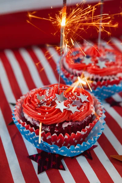 Chispa ardiente en cupcakes decorados — Foto de Stock