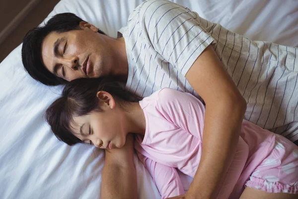 Pai e filha dormindo juntos — Fotografia de Stock
