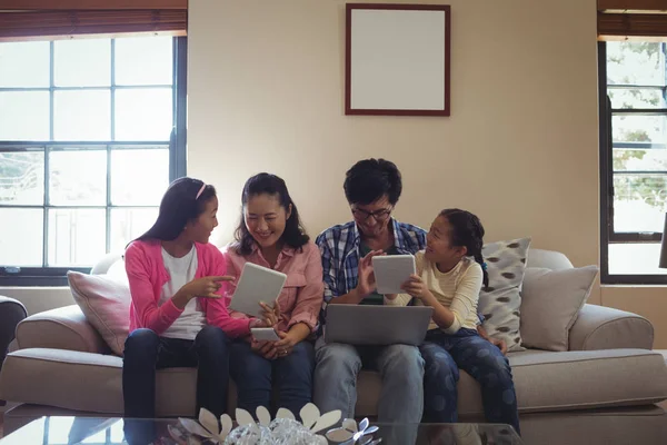 Familie via laptop, digitale tablet en telefoon — Stockfoto