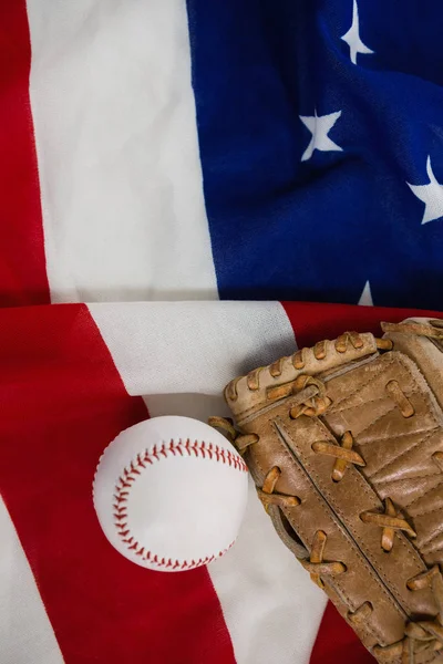 Baseball und Handschuhe auf einer amerikanischen Flagge — Stockfoto