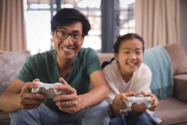 Padre e figlia giocare al videogioco — Foto Stock