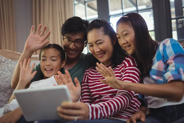 Familjen ha ett videosamtal på laptop — Stockfoto