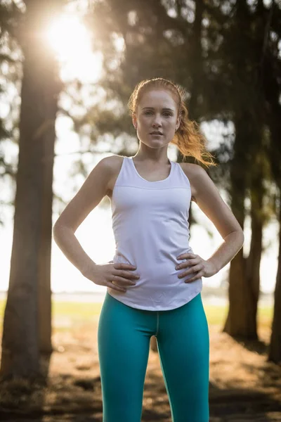 Junge Frau steht auf Feld — Stockfoto