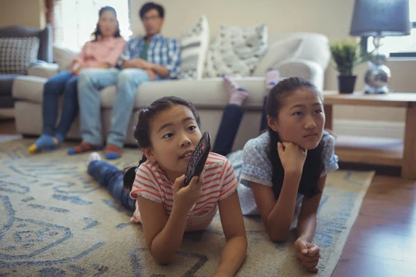 Familie kijkt samen televisie — Stockfoto