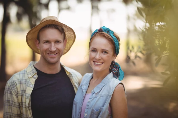 Couple debout près des arbres à la ferme — Photo