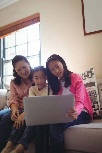 Famille utilisant un ordinateur portable ensemble dans la chambre — Photo