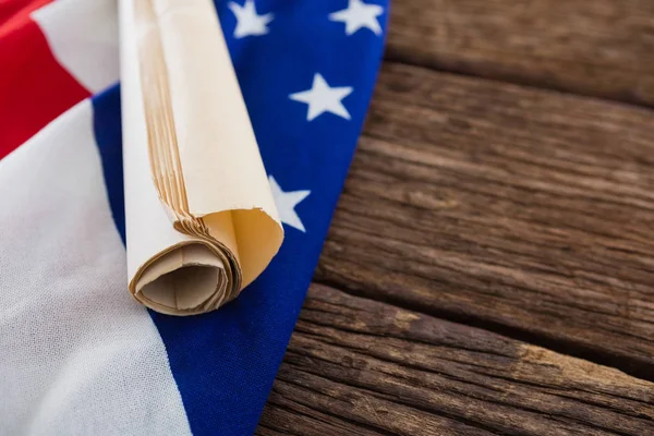 Amerikanische Flagge mit zusammengerolltem Dokument — Stockfoto