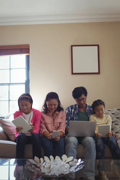 Dizüstü bilgisayar, tablet ve telefon kullanarak aile — Stok fotoğraf