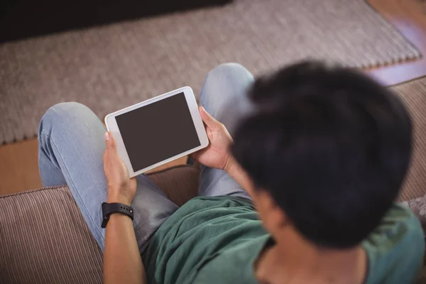 Uomo utilizzando tablet in soggiorno — Foto Stock