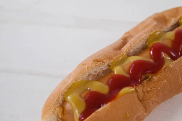 Hot dog on biały drewniany stół — Zdjęcie stockowe
