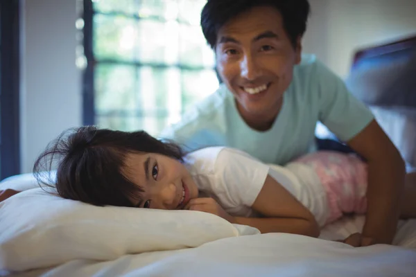 Отец и дочь веселятся в постели — стоковое фото