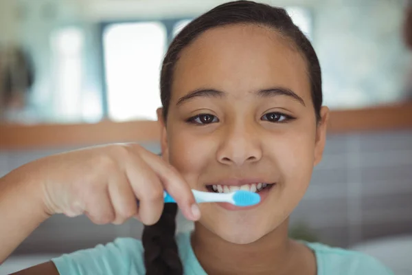 Flicka borsta tänderna i badrummet — Stockfoto