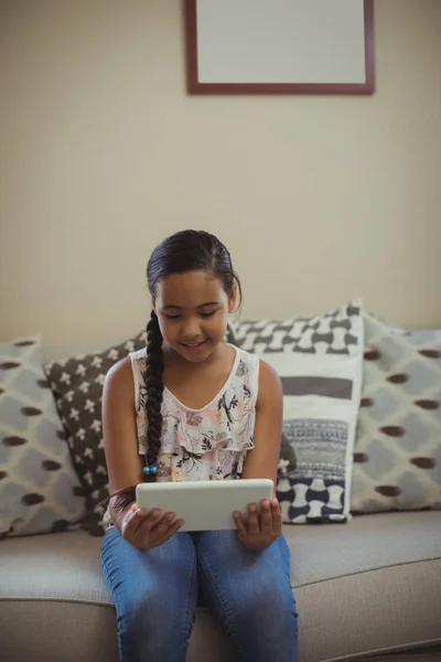 Κορίτσι χρησιμοποιώντας ψηφιακό tablet στο σαλόνι — Φωτογραφία Αρχείου