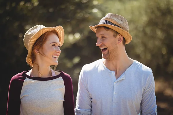 Glada par bär hatt på solig dag — Stockfoto