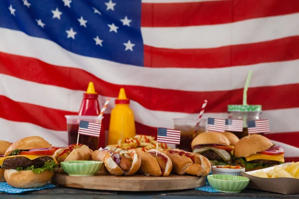 Bebidas y aperitivos en mesa de madera — Foto de Stock