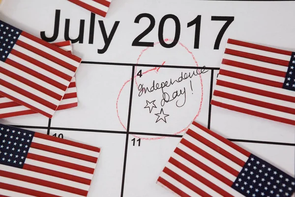 Banderas americanas con calendario del cuatro de julio —  Fotos de Stock
