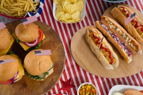 Korv och hamburgare på träbord — Stockfoto