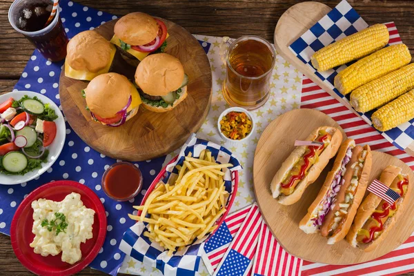 Korv och hamburgare på träbord — Stockfoto