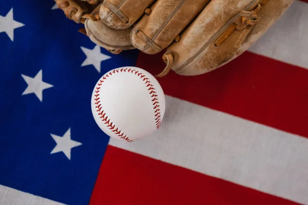 Baseball und Handschuhe auf einer amerikanischen Flagge — Stockfoto