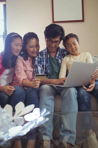 Семья делает онлайн покупки на ноутбуке — стоковое фото