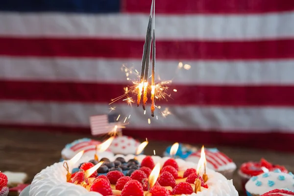 Patriotic 4th of july cake and cupcake — Stock Photo, Image