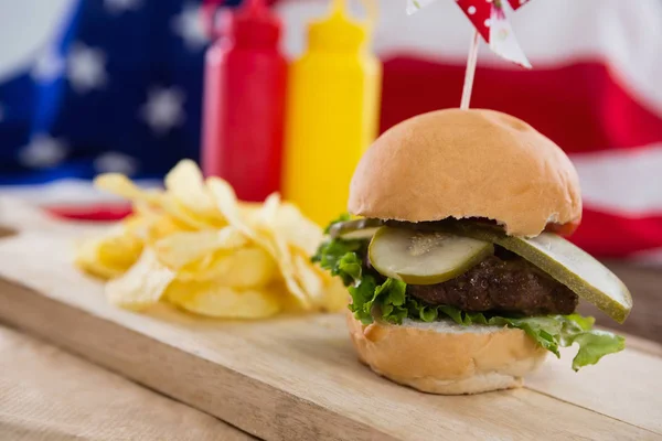 Hamburguesa sobre tabla de madera — Foto de Stock